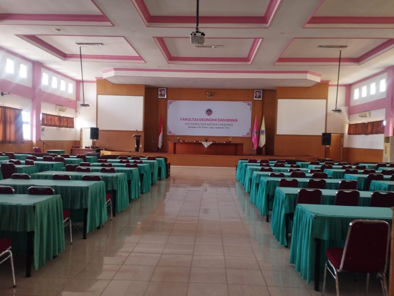 Auditorium Prof. Kamaluddin Fakultas Ekonomi UNP                 